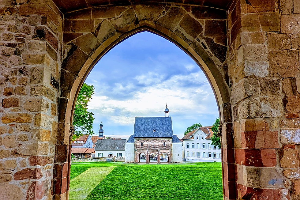 Kloster Lorsch Blick vom Klosterhügel zur Königshalle 