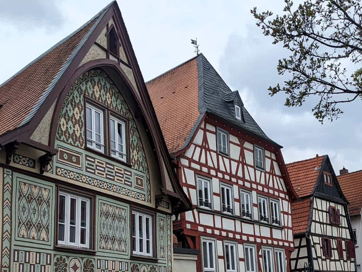Fassade des Marienhauses in Bensheim mit markantem Fachwerk