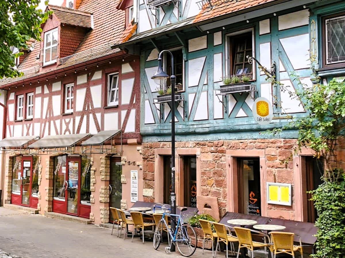Außengastronomie in einer Bensheimer Gasse mit bunten Fachwerkhäusern