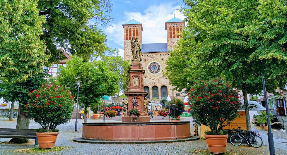 Bensheim Marktplatz mit Blick auf die Kirche St.Georg
