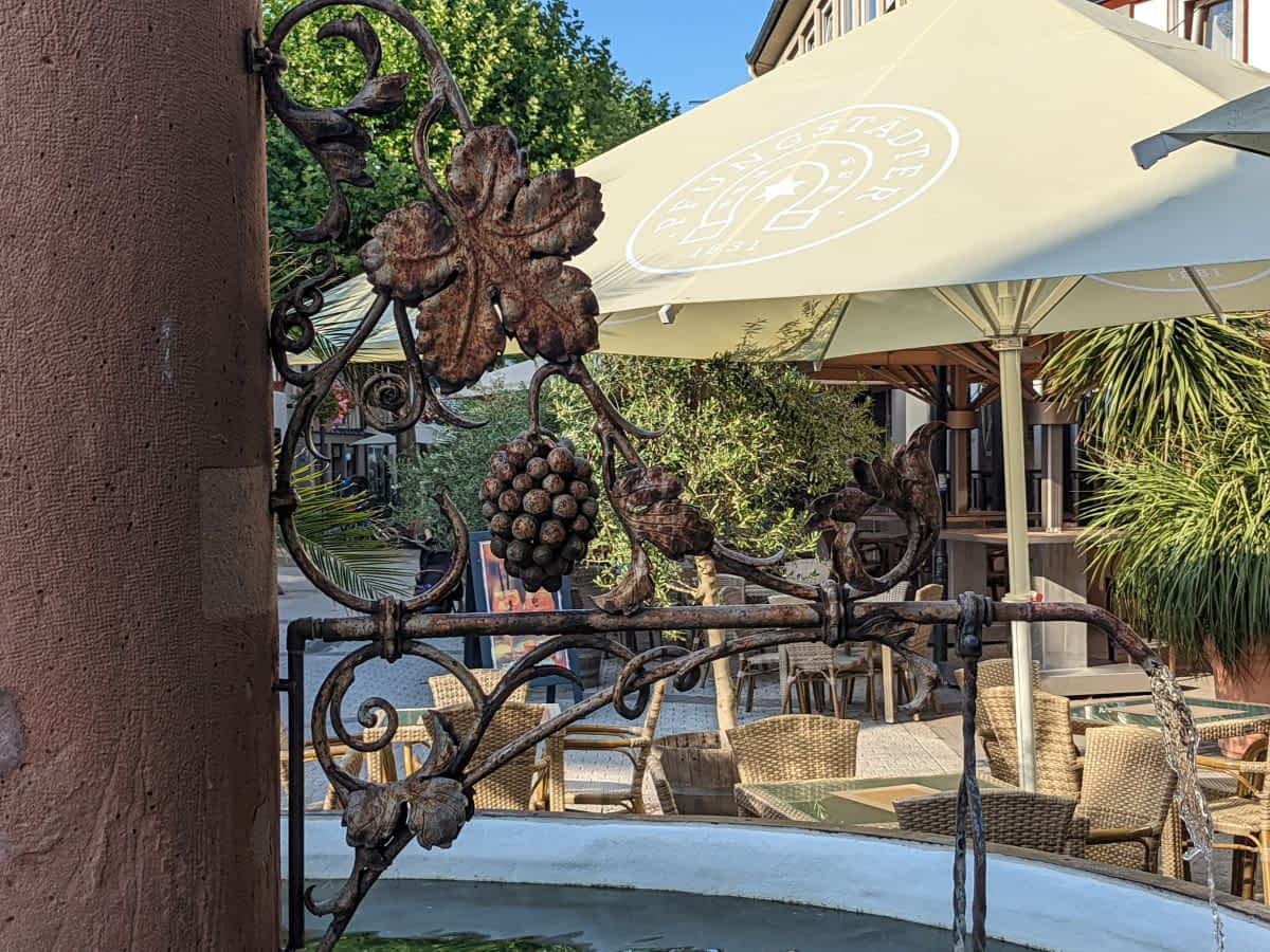 Detail des Fleckbrunnens mit kunstvollen eisernen Weintrauben