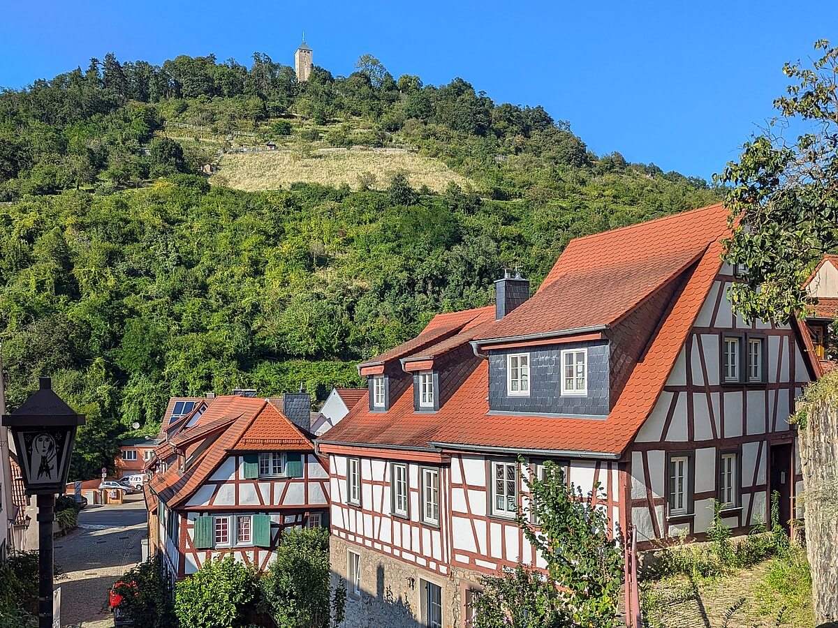 Von der St.Peter Kirche Heppenheim bietet sich ein ein reizvoller Blick auf die 1065 vom Kloster Lorsch erbaute Starkenburg