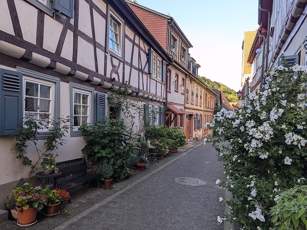 In der Schunkengasse befanden sich früher Geschäfte. Am Ende der Gasse führt eine Treppen hinauf zur Kirche St.Peter