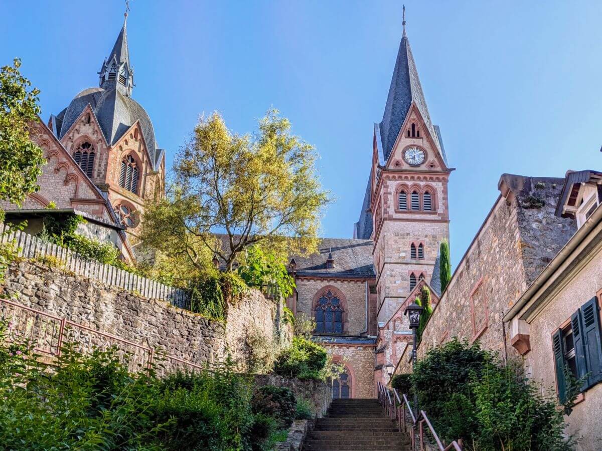 Die St.Peterskirche wird wegen ihrer Größe im Volksmund "Dom der Bergstrasse" genannt