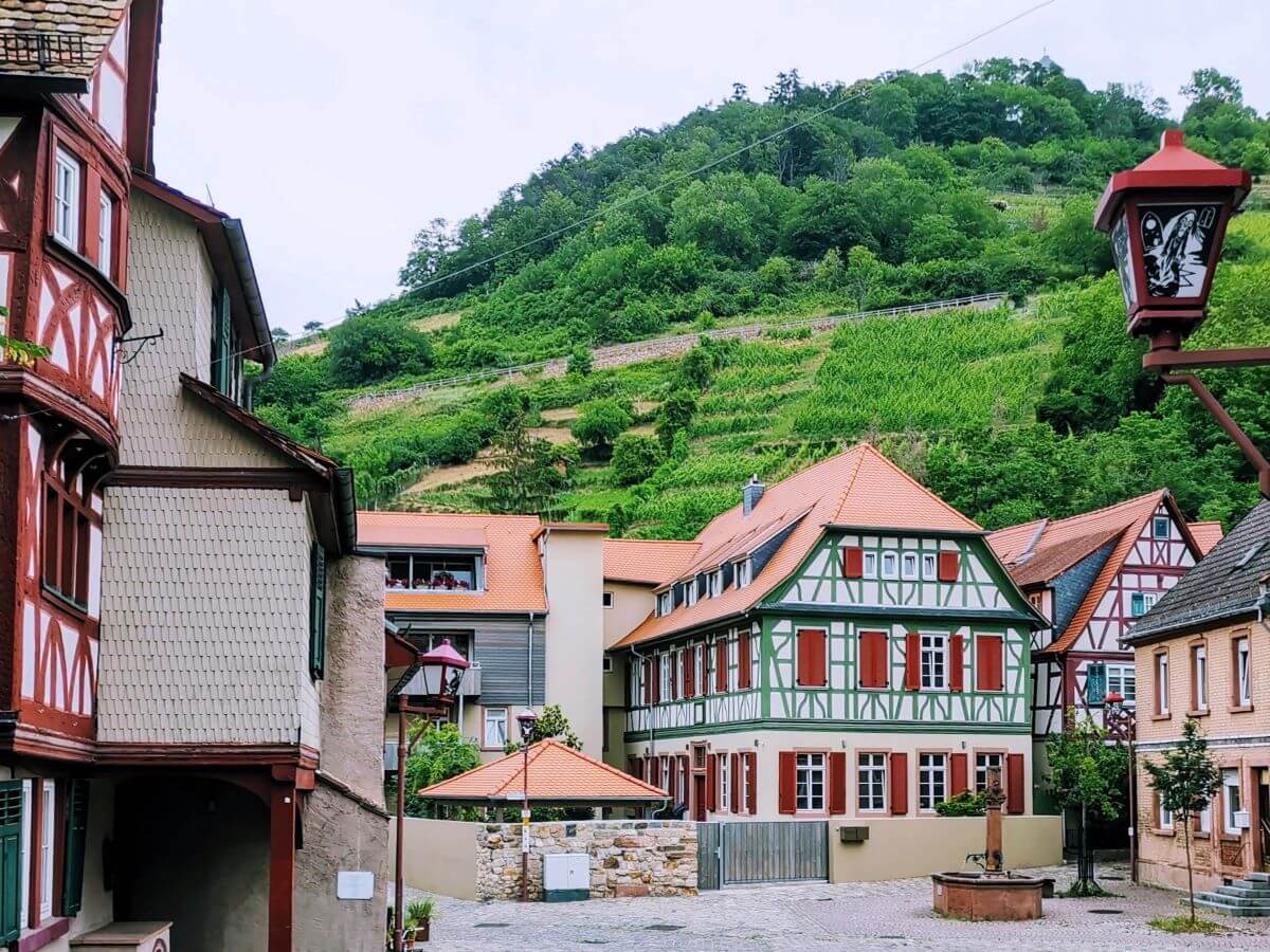 Die Häuser der Kleinen Bach 12-16 mussten wegen des Baus einer Tiefgarage versetzt werden. Haus Nr. 14 hat außerdem als ältestes Fachwerkhaus mit Schwebegiebel und Fürstsäule besondere historische Bedeutung  