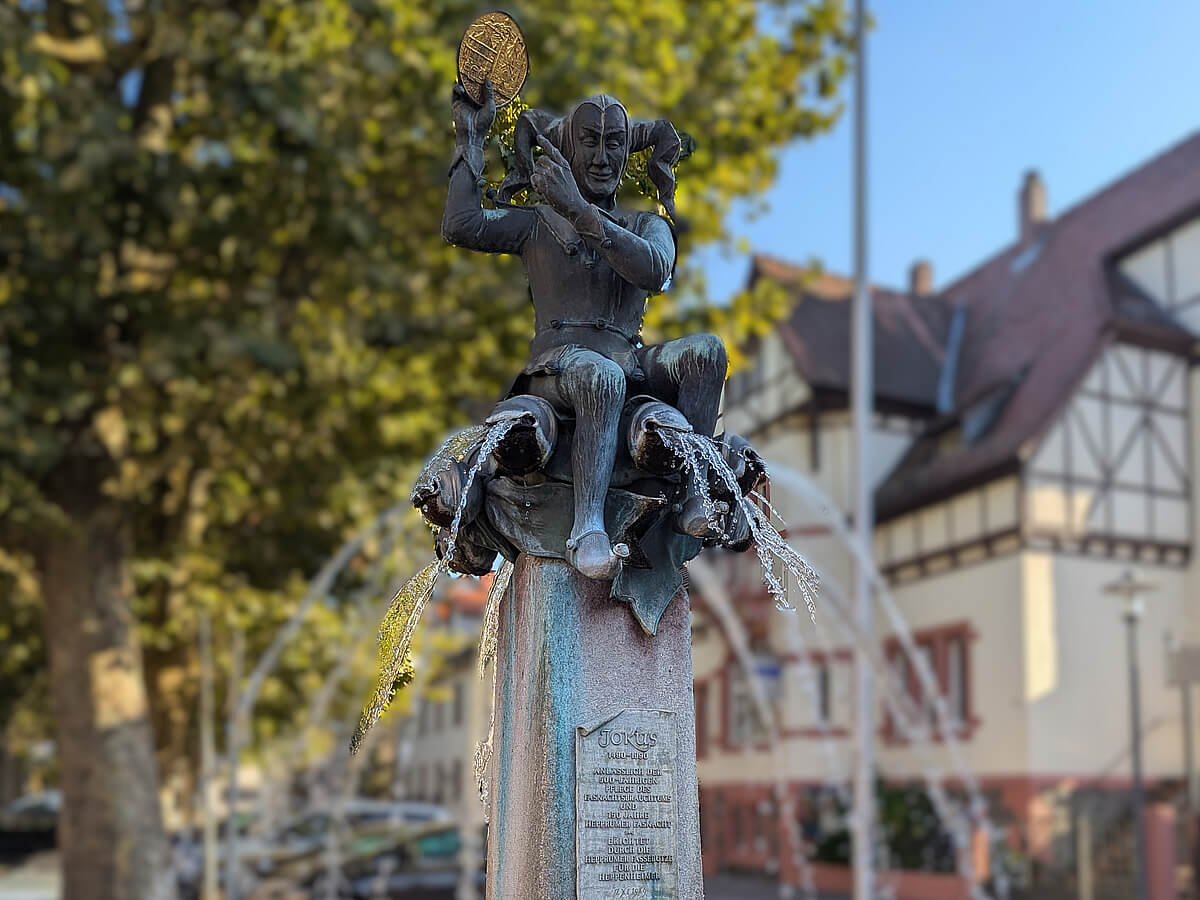 Fastnachtsbrunnen Heppenheim. In Heppenheim findet der größte Fastnachtsumzug der hessischen Bergstrasse statt.