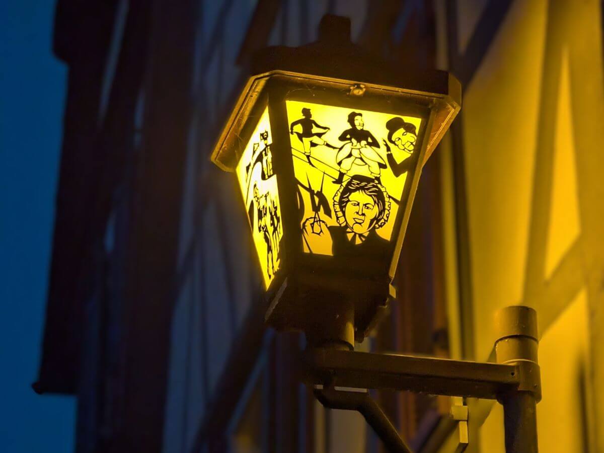 Die Laternen der Altstadt sind mit kunstvollen Scherenschnitt-Motiven geschmückt, die abends die Gassen in eine zauberhafte Atmosphäre tauchen.