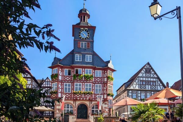 Heppenheim ist ein Fachwerk-Städtchen wie aus dem Bilderbuch und gehört zu unseren  Highlights an der Bergstrasse. Bei einem gemütlichen Spaziergang durch die bezaubernde Altstadt erwarten dich verwinkelte Gassen mit liebevoll geschmückten Fachwerkhäusern, versteckte Innenhöfe, geschichtsträchtige Gebäude und vieles mehr. Wir zeigen dir, warum Du Heppenheim unbedingt besuchen solltest. 