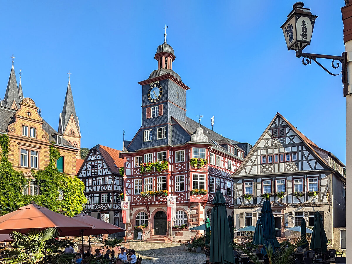 Der Marktplatz ist der Mittelpunkte der Heppenheimer Altstadt. Absoluter Blickpunkt ist das imposante Rathaus mit der Uhr von 1551