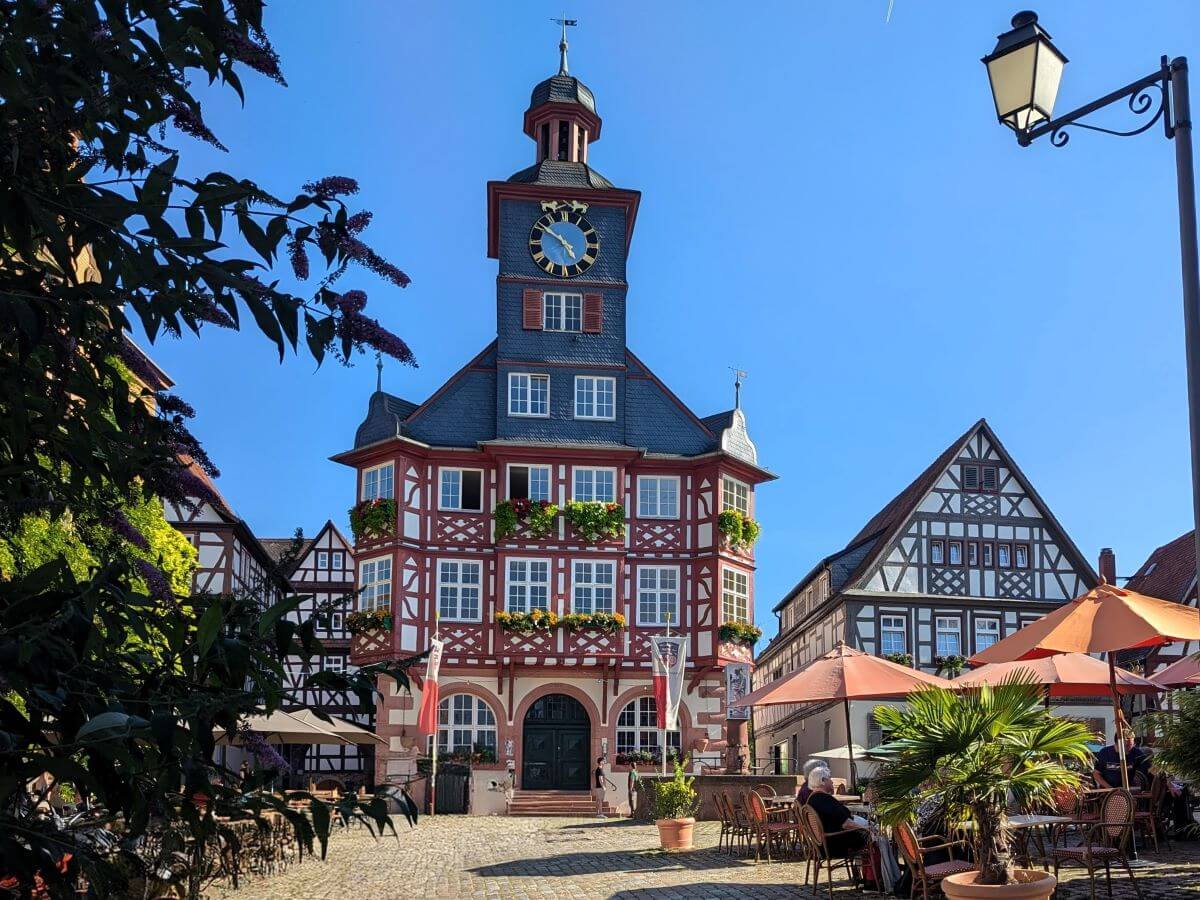 Das Heppenheimer Rathaus, erbaut 1551, erhielt nach dem Stadtbrand 1693 ein barockes Aussehen. 