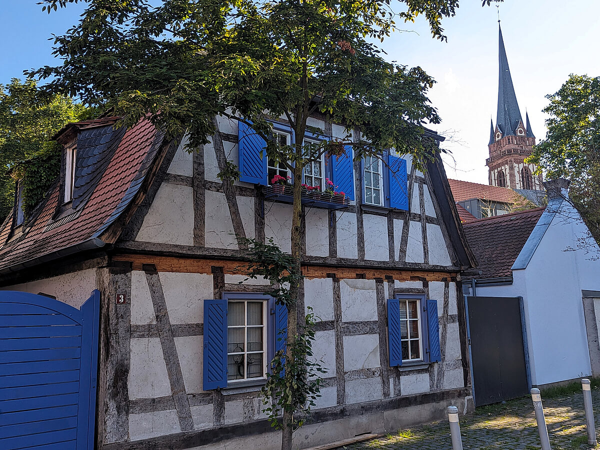 Impressionen aus dem Martinsviertel Darmstadt, mit alten Fachwerkhäusern, gemütlichen Cafés und urbaner Atmosphäre.