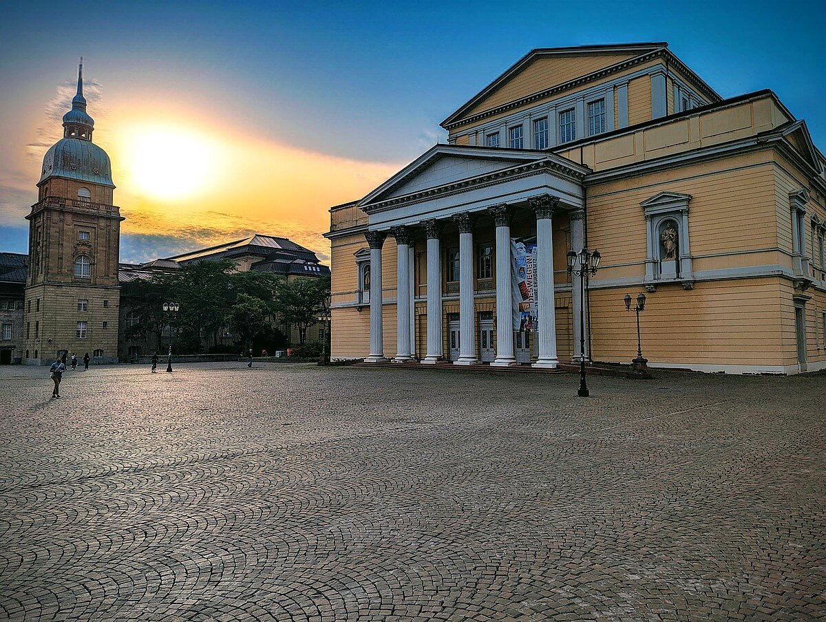 Friedensplatz Darmstadt mit dem Haus der Geschichte und dem Landesmuseum, zentraler Treffpunkt mit geschichtlicher Bedeutung.