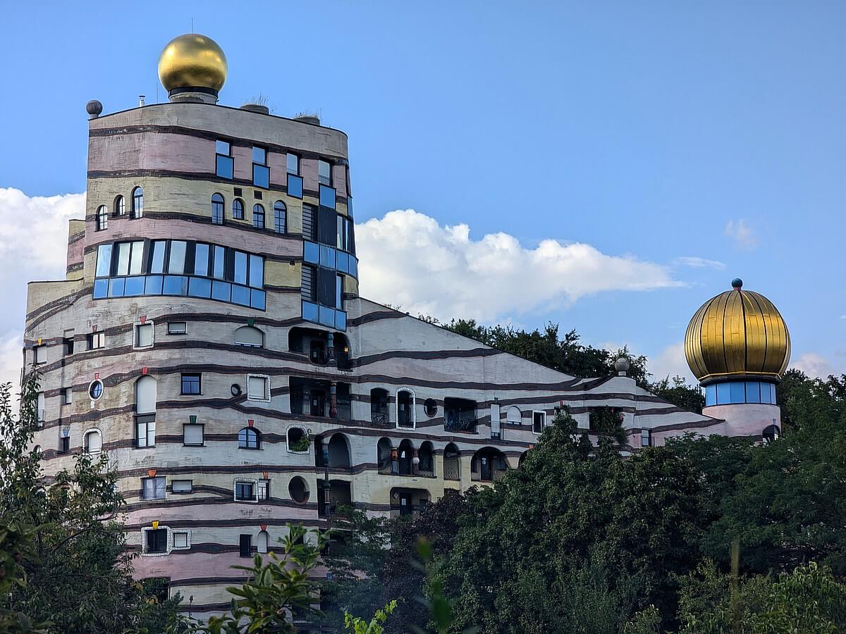 Hundertwasserhaus „Waldspirale“ in Darmstadt, bekannt für bunte Fassade, organische Formen