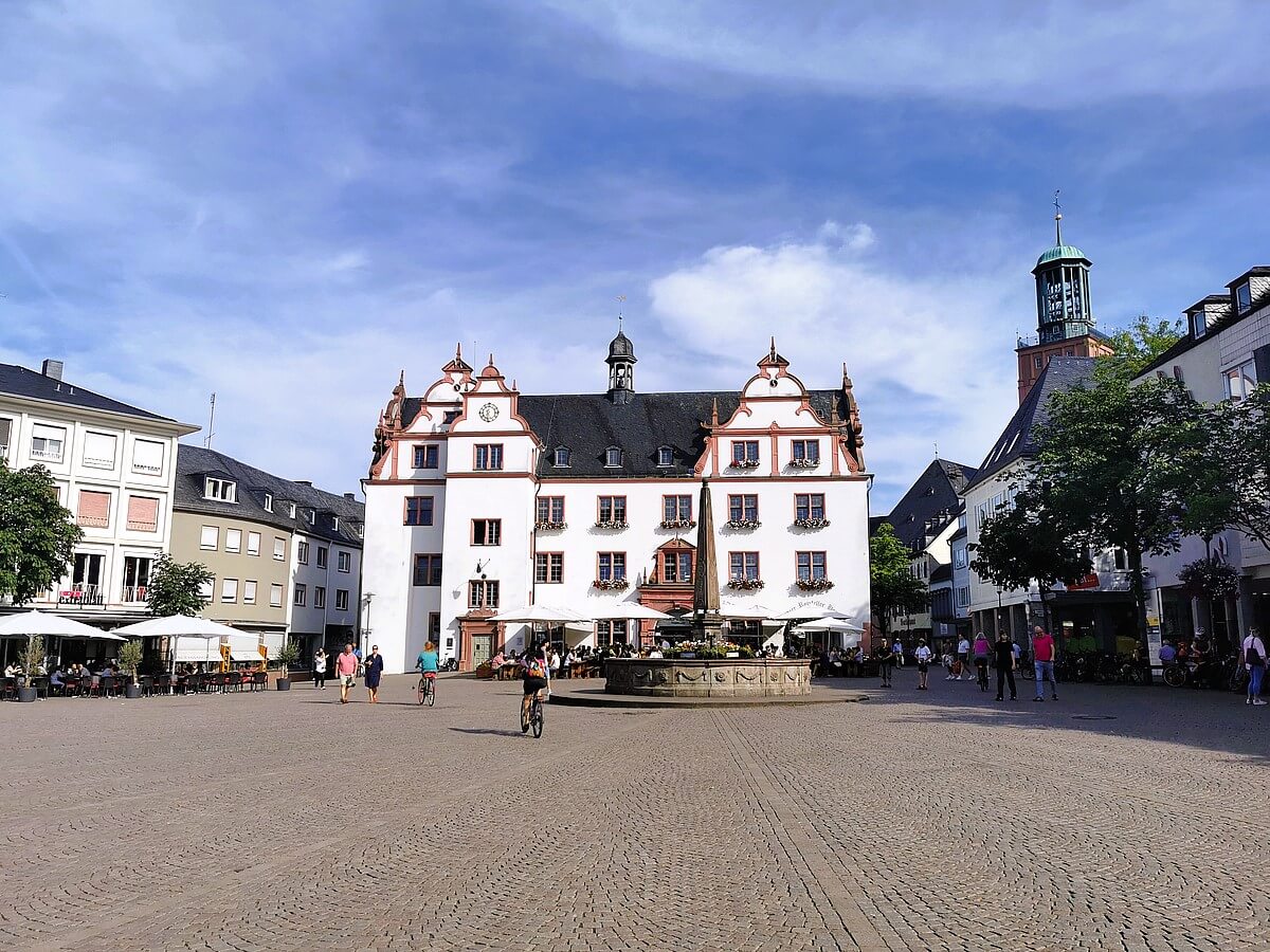 Marktplatz in Darmstadt mit dem Alten Rathaus, Kopfsteinpflaster und geschichtsträchtiger Atmosphäre.