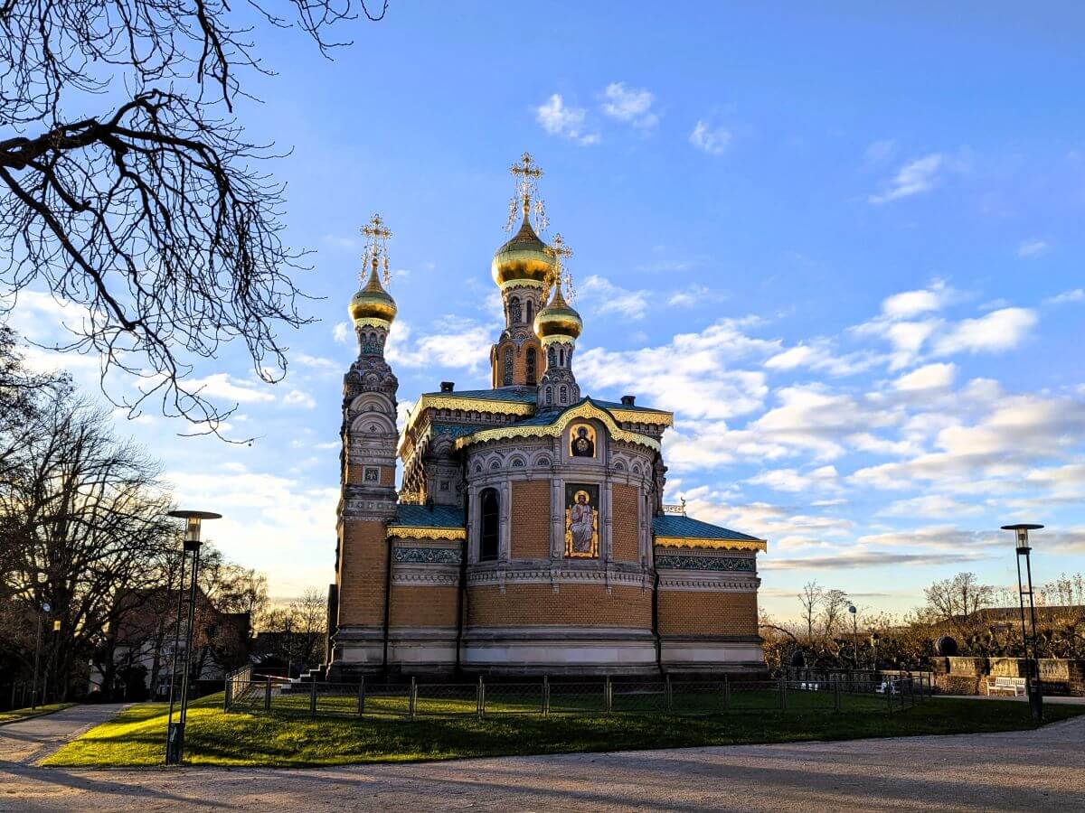 Prächtige russisch-orthodoxe Kapelle auf der Mathildenhöhe mit goldenen Kuppeln und farbenfrohen Verzierungen.