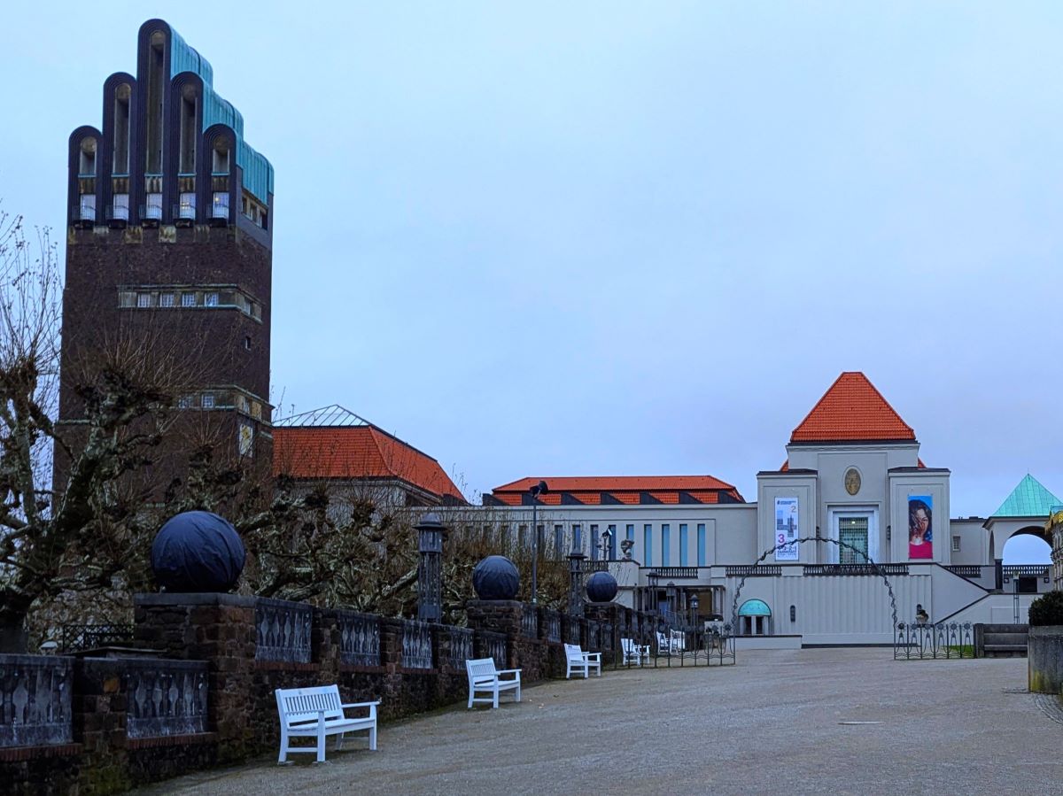 Historisches Ausstellungsgebäude auf der Mathildenhöhe, mit Jugendstil-Elementen und eindrucksvoller Architektur.