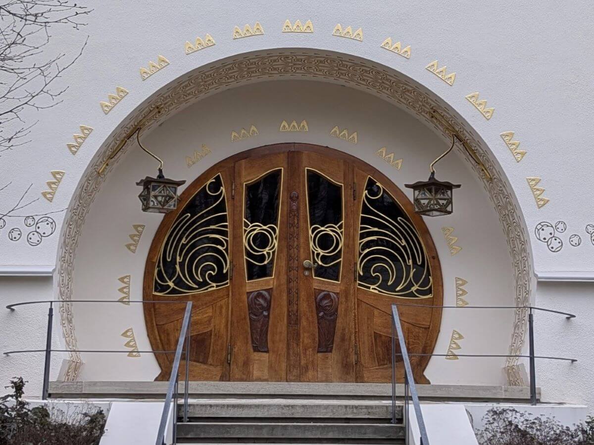 Fassade des Jugendstil-Hauses Glückert auf der Mathildenhöhe, mit kunstvollen Ornamenten und eleganter Architektur.