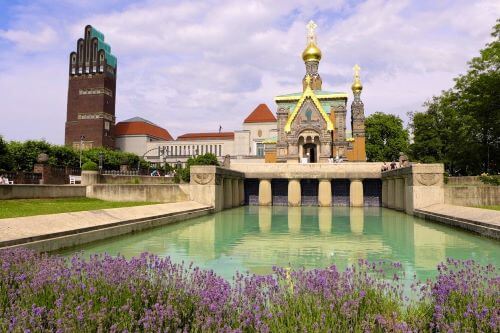 Die Mathildenhöhe gehört zu unseren absoluten Lieblingsplätzen in Darmstadt. Nicht nur, weil wir ein Faible für Jugendstil und historische Bauwerke haben, sondern auch, weil die Mathildenhöhe ein wunderbarer Ort ist, um einfach die Seele baumeln zu lassen.