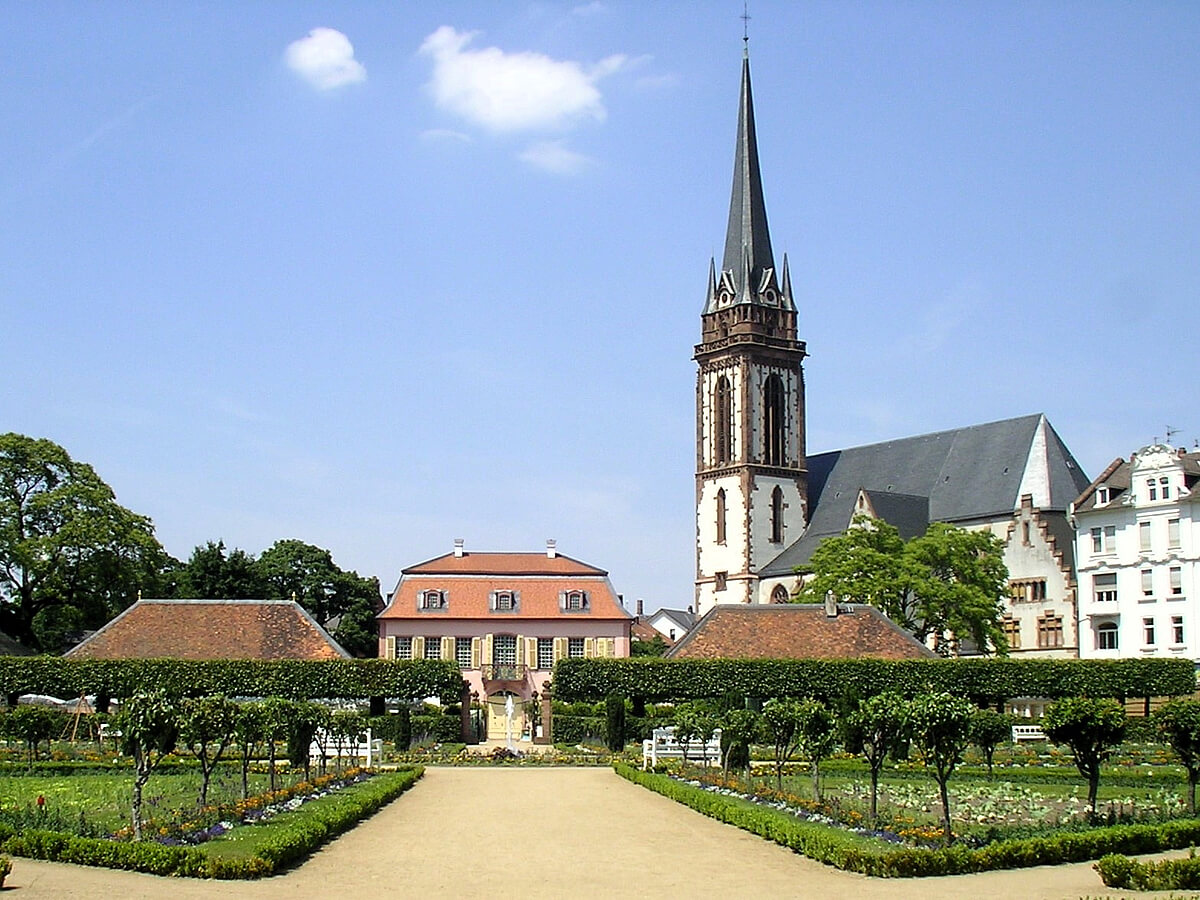 Prinz-Georg-Garten Darmstadt, barocker Garten mit gepflegten Wegen und Blumenbeeten und Schlösschen