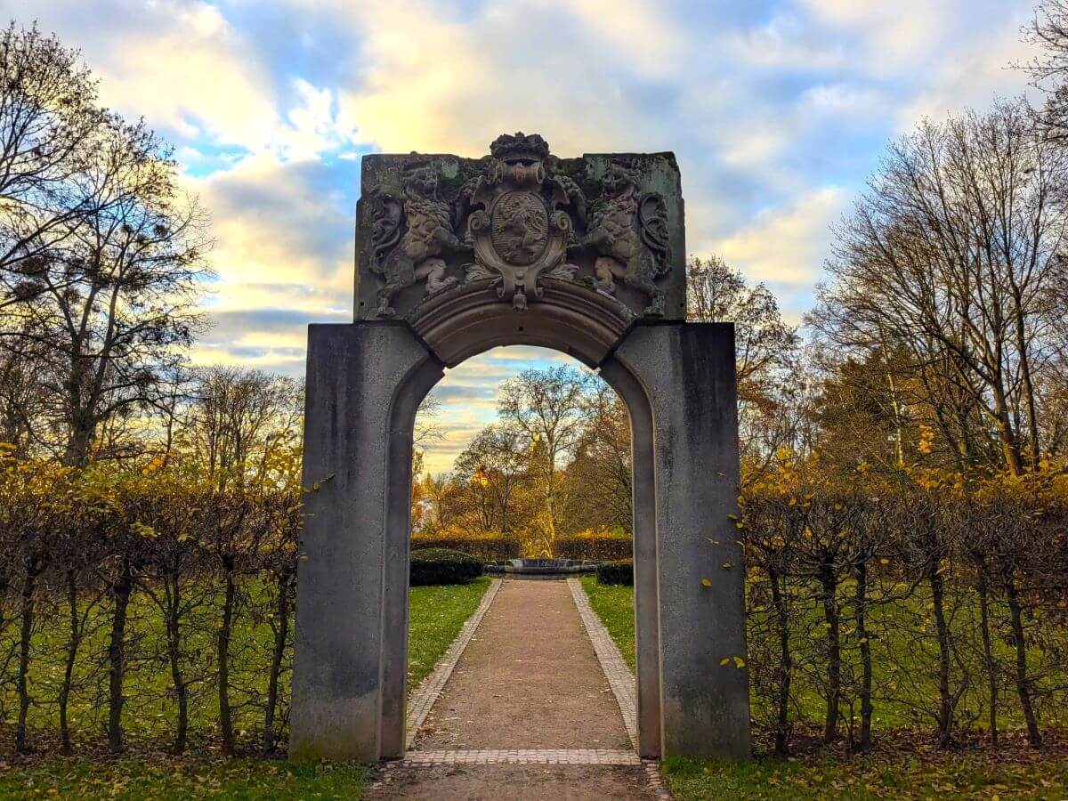 Reste des ehemaligen Palais Rosenhöhe mit Hainbuchenhecke, Brunnen und Schlussstein des Eingangsportals.