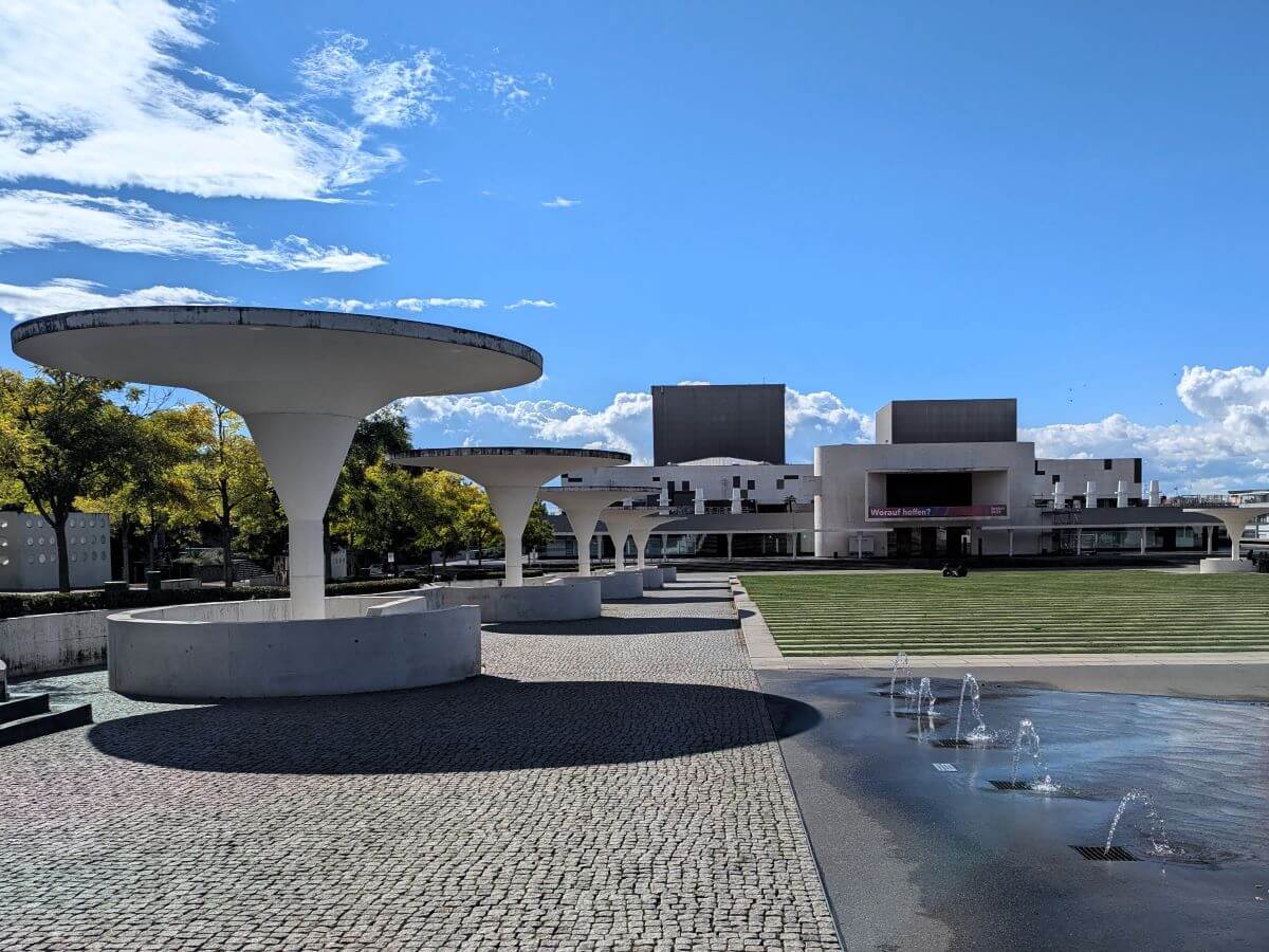 Staatstheater Darmstadt, modernes Gebäude und kulturelles Zentrum für Oper, Theater und Tanz.