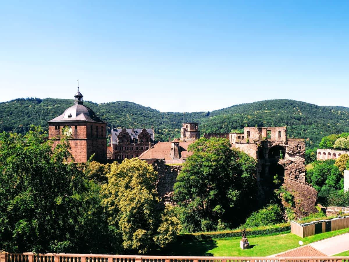 Blick auf das Heidelberger Schloss unterhalb vom Königstuhl