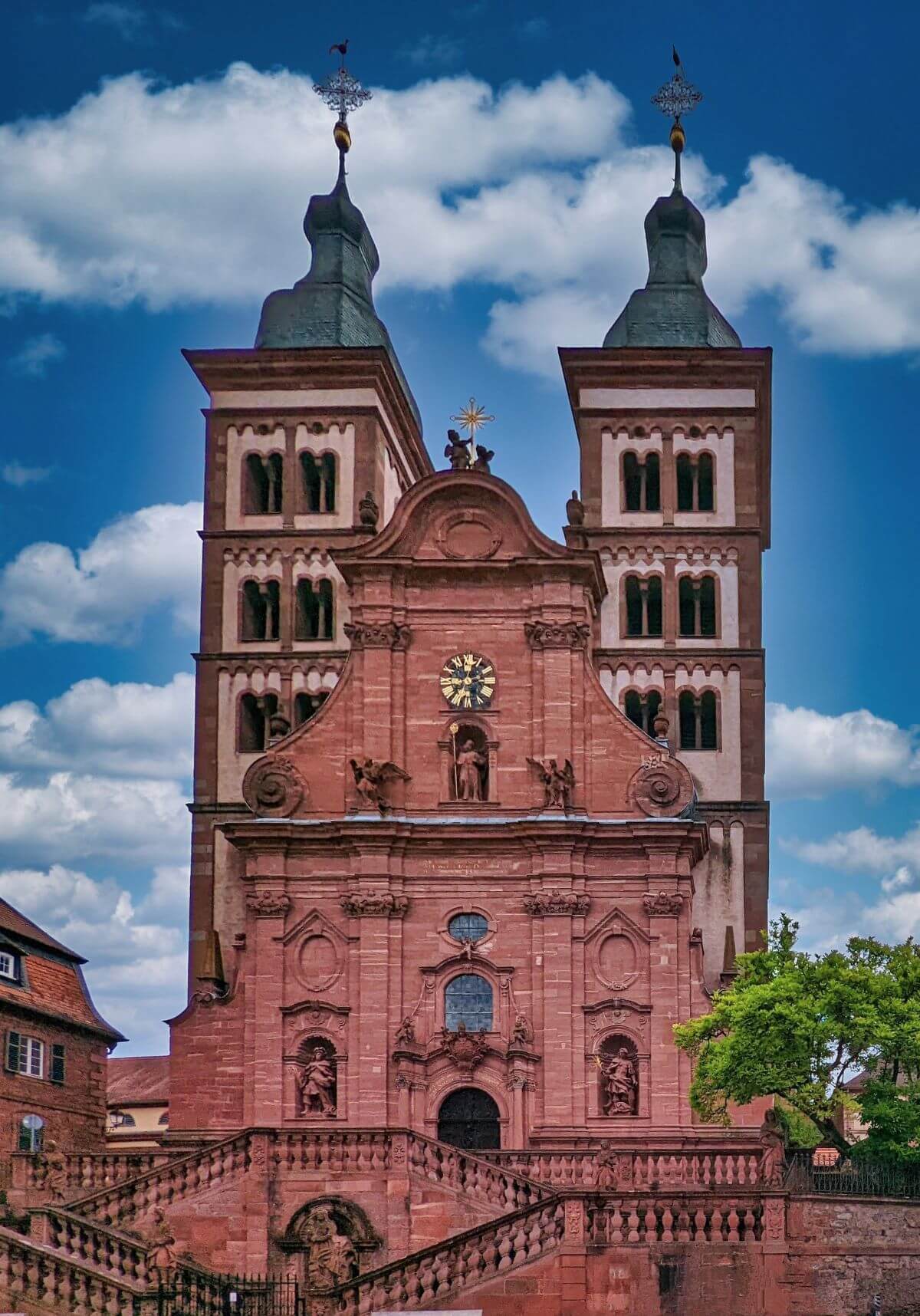 die Barocke Abteikirche Amorbach ist seit 1803 ein protestantisches Gotteshaus