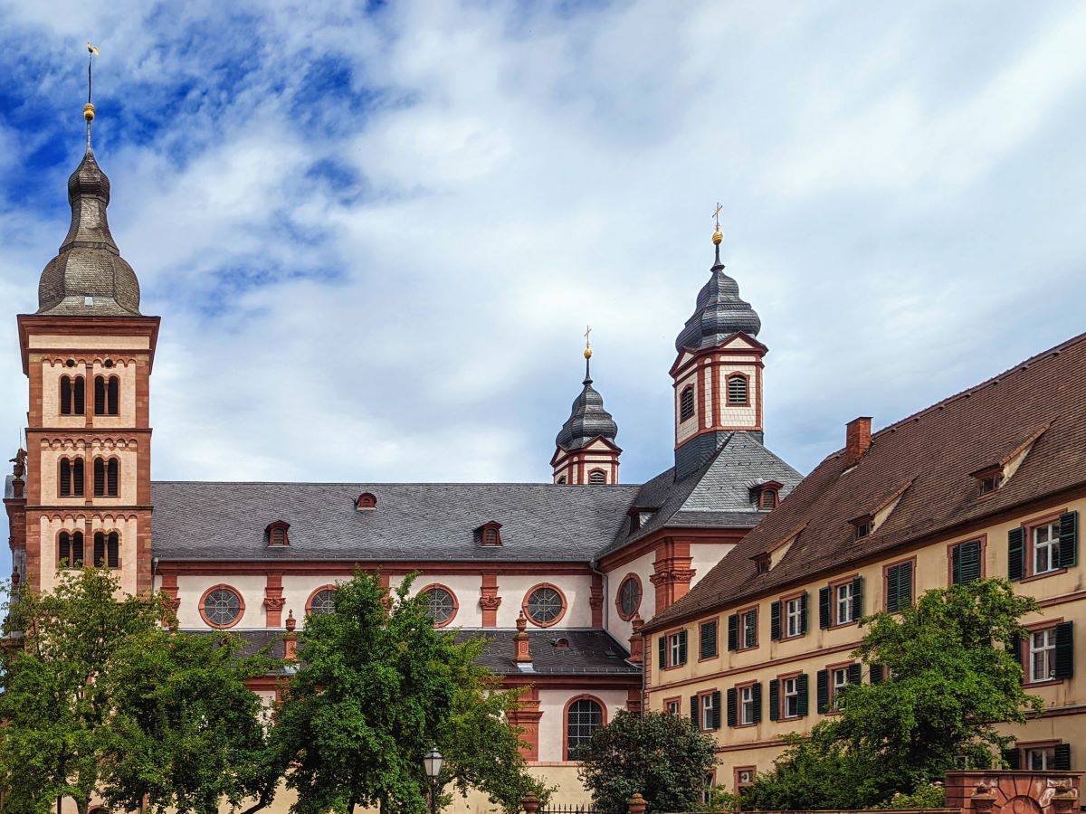 Barocke Abtei Amorbach mit beeindruckender Architektur und historischer Abteikirche.