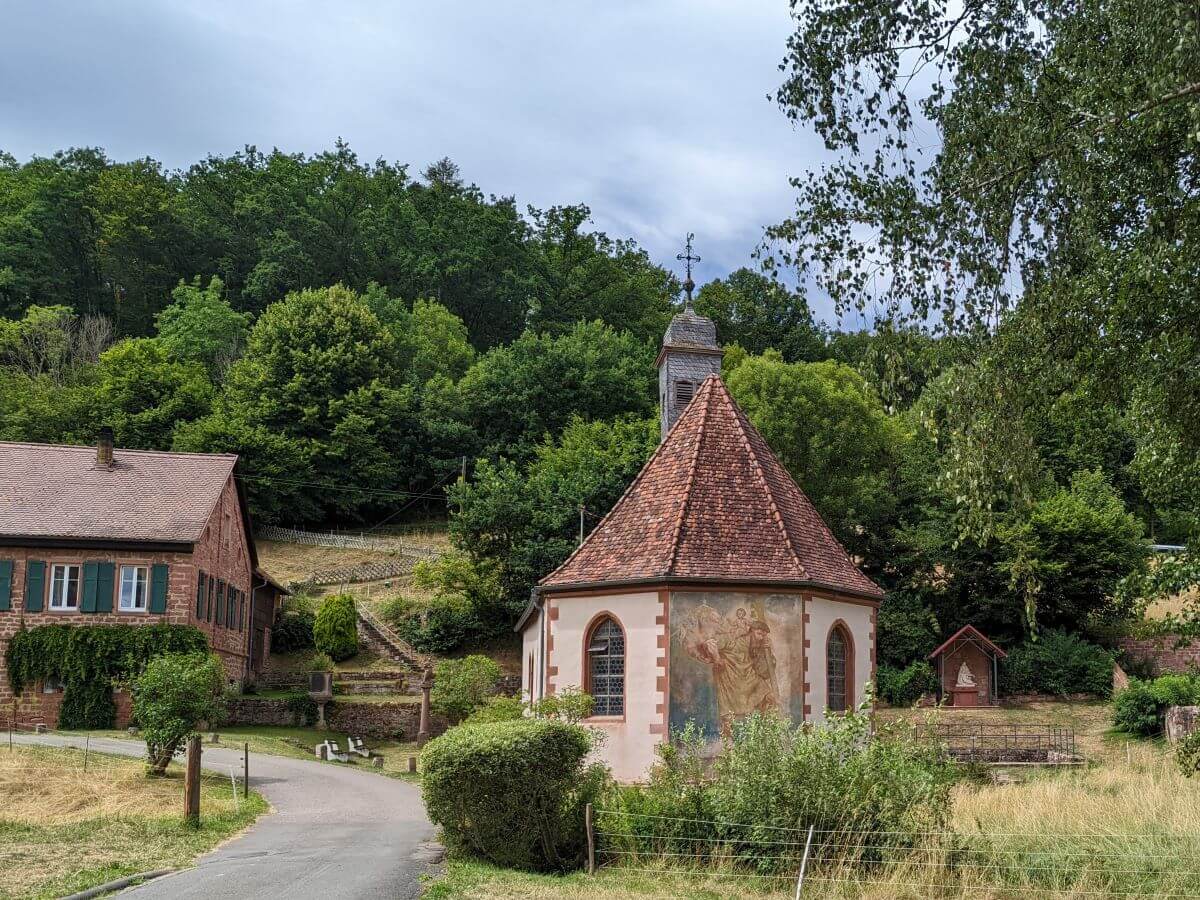 Die sagenumwobene Kapelle Amorsbrunn – ein spiritueller Ort und beliebtes Ausflugsziel im Otterbachtal.