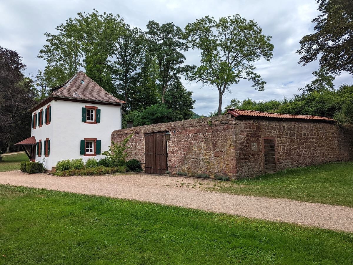  Seegarten in Amorbach mit gepflegten Grünflächen, Ruheplätzen und herrlicher Naturkulisse