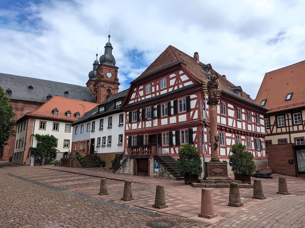 Historischer Marktplatz Amorbach mit Mariensäule, Fachwerkhäusern und Kopfsteinpflastergassen.