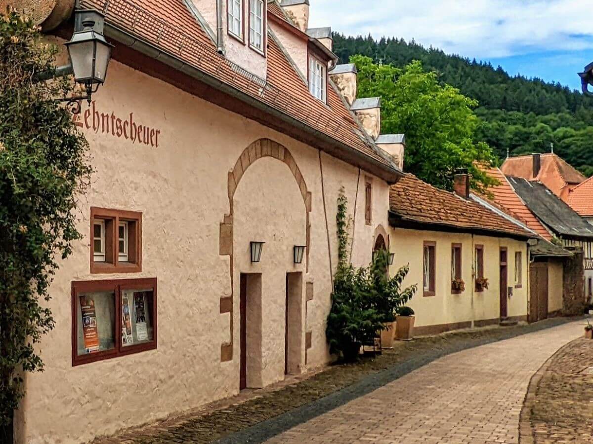 Zehnscheuer in Amorbach, historische Scheune mit Kleinkunstbühne für Konzerte und kulturelle Veranstaltungen.