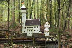 Ein Ausflug in den Odenwald ist ideal für Wanderungen und verspricht manche Entdeckung. So auch die verwunschene Obrunnschlucht mit ihren Miniatur-Bauwerken und Sagengestalten.