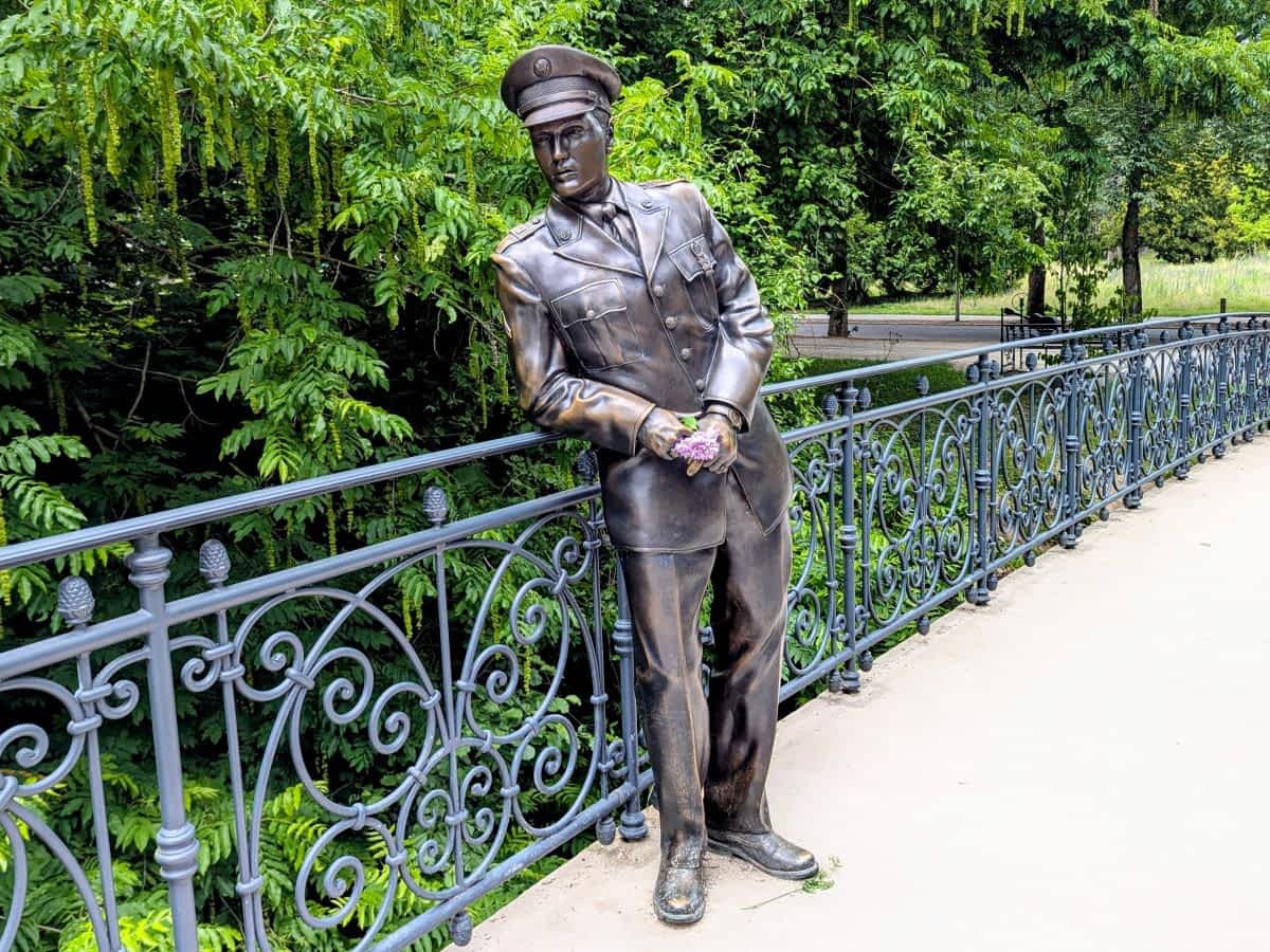 Elvis Presley Bronzestatue Bad Nauheim auf Brücke