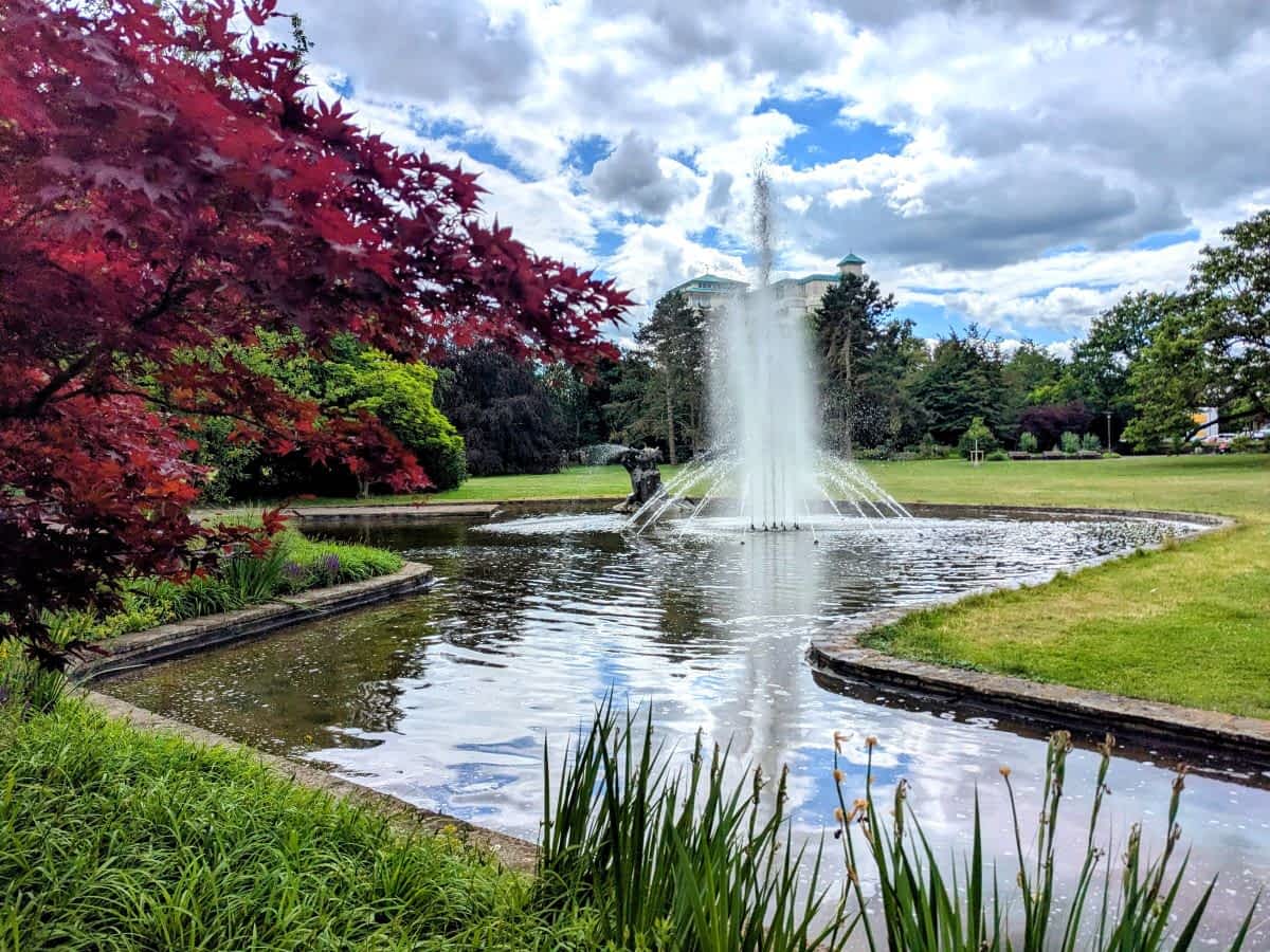 Eine hohe Wasserfontäne im kleinen Teich des Kurparks  Bad Nauheim