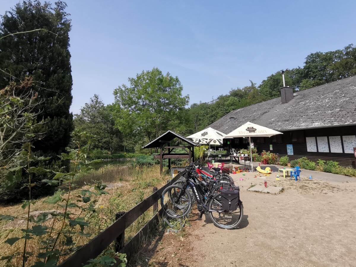 Die Fischerhütte:  beliebter Stopp für Radfahrer im Darmstädter Forst 