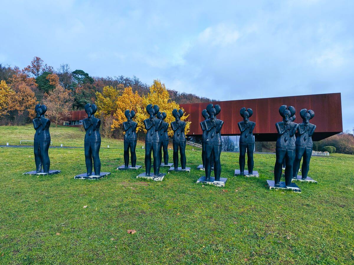 Außenansicht des Museums der Keltenwelt am Glauberg mit den Statuen des Keltenfürsten.