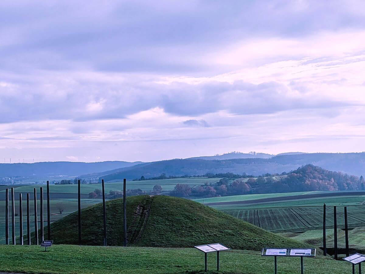  Blick vom Hügel des Museums über die weite Kulturlandschaft der Wetterau.