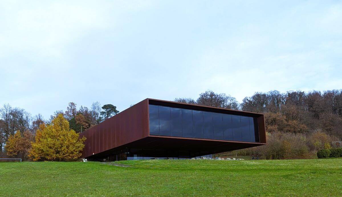 Museum der Keltenwelt am Glauberg mit moderner Architektur und grüner Umgebung.