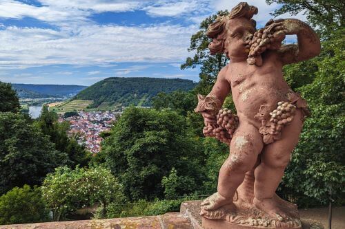 Wo der Odenwald sanft ins Maintal übergeht, erhebt sich das <strong> Kloster Engelberg</strong> über den Weinbergen von <strong>Großheubach</strong>. Ein idyllisches Ausflugsziel, das sich perfekt für eine kleine Wanderung eignet und die Möglichkeit bietet, die malerische Umgebung inmitten der Weinberge zu erleben. 