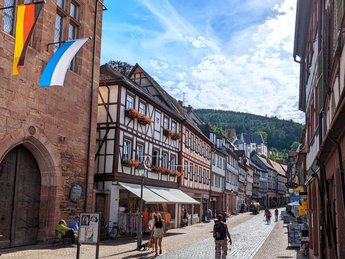 Miltenbergs Hauptstraße ist gespickt mit Fachwerkhäusern und Sehenswürdigkeiten