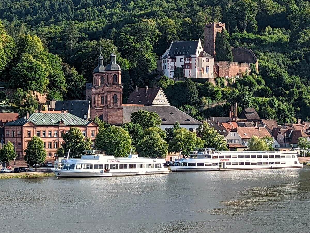 Miltenberg: Blick übern Main auf die Mildenburg und die Kirche 