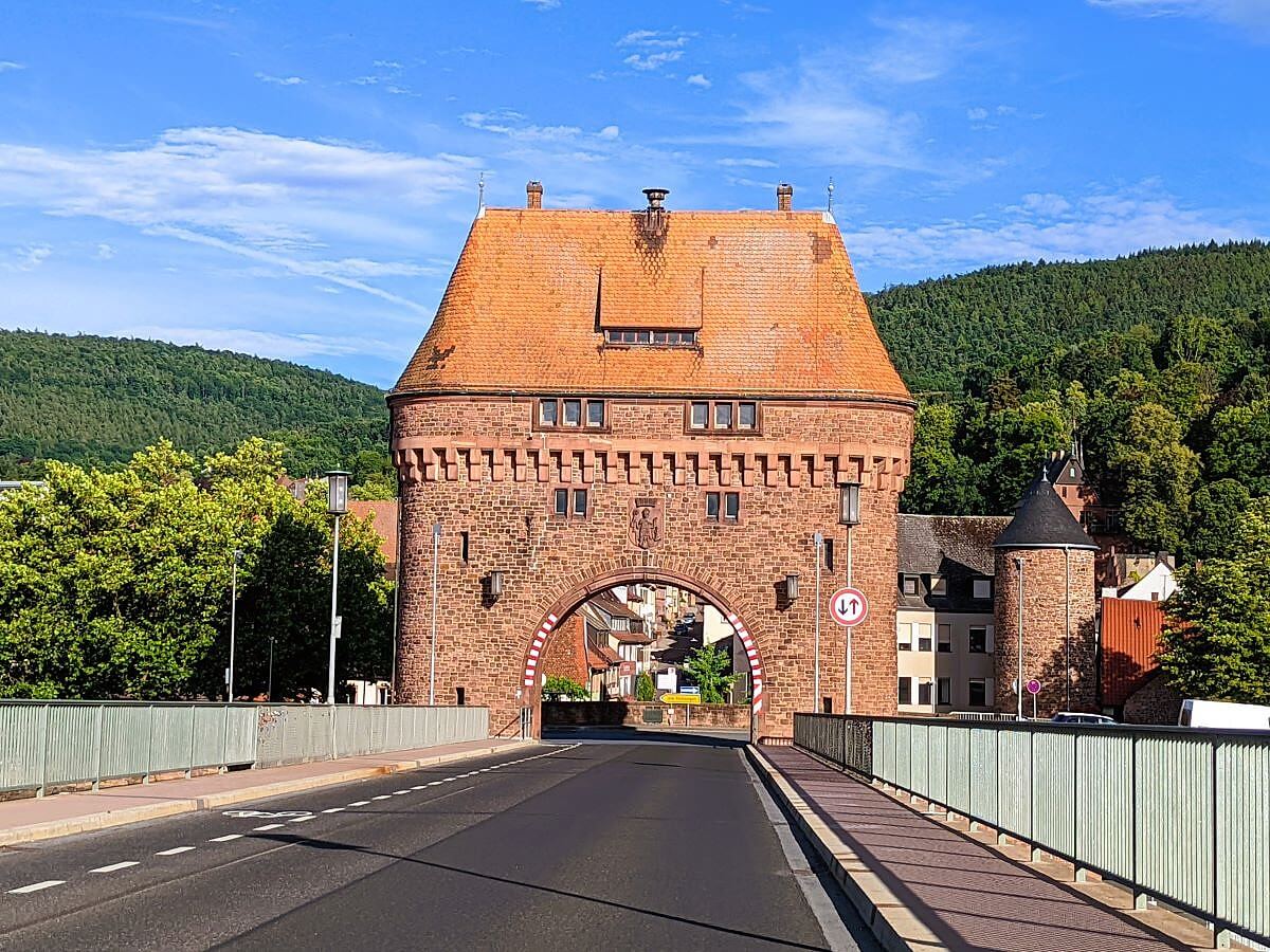 Der Mainübegrange bei Miltenberg war schon im Mittelalter von Bedeutung. Die erste Brücke wurde 1898-1900 erbaut.  