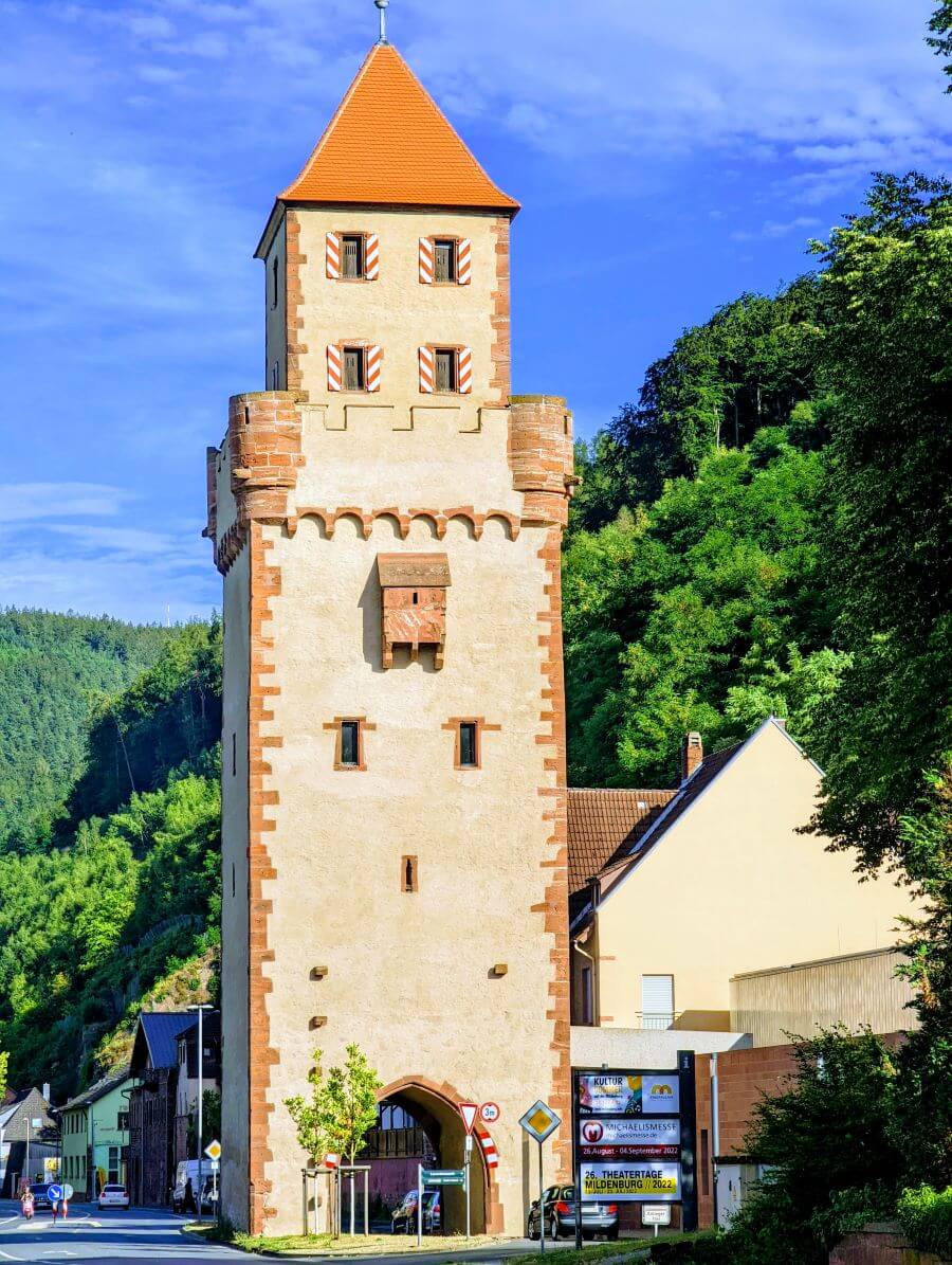 Das Würzburger Tor im Miltenberg ist 32 Meter hoch 