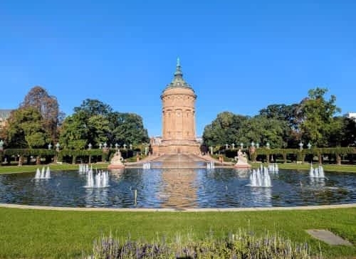 Auch wenn es für manche unwahrscheinlich klingt, Mannheim hat vieles zu bieten und ein Besuch lohnt sich. Das vielfältige Freizeitangebot und die interessanten Einkaufsmöglichkeiten laden gleichermaßen zu einem Ausflug in die Rhein-Neckar-Metropole ein.