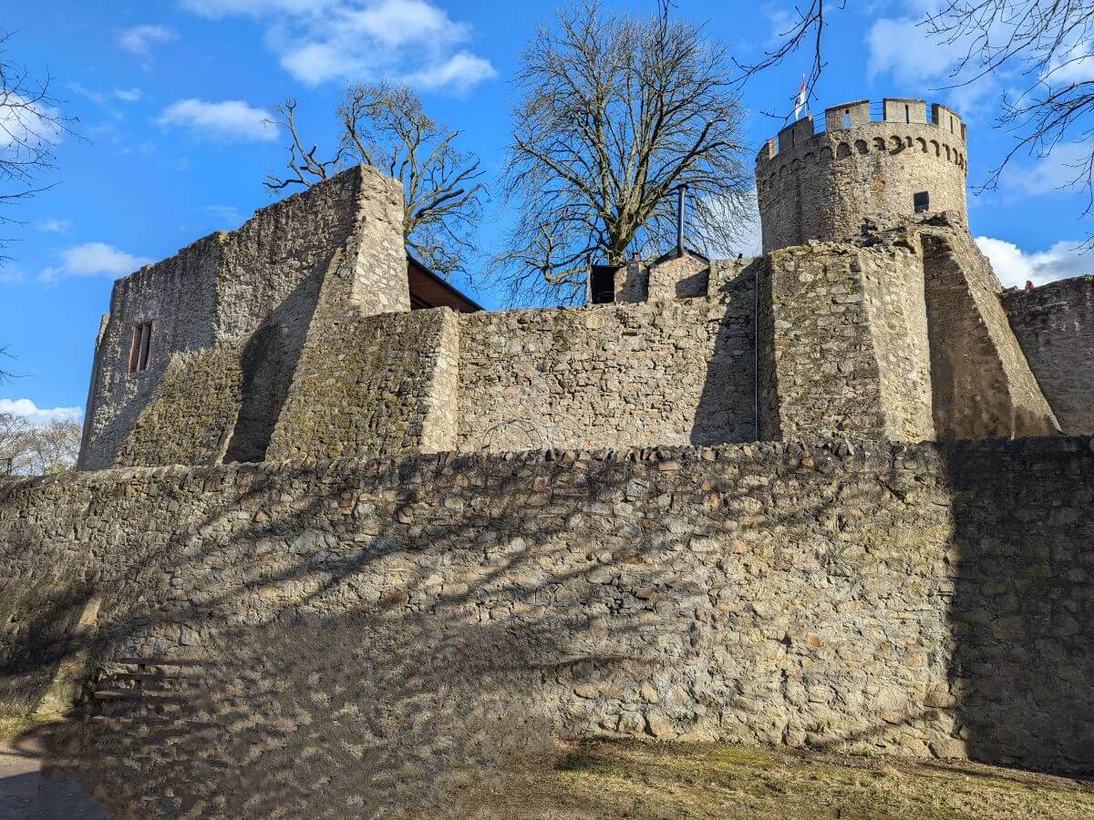 Blick auf das Alsbacher Schloss in Südhessen