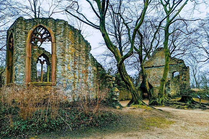 Klosterruine im Schlosspark von Schloss Heiligenberg Jugenheim  