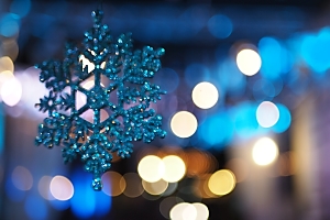 Weihnachten gehört für viele Menschen zum schönsten Fest des Jahres und der  Advent spielt dabei eine ganz besondere Rolle. Aventskranz, Adventskalender, Weihnachtsbaum, Geschichten und Lieder,  Weihnachtskrippen und natürlich Geschenke sind ein fester Bestandteil dieser weihnachtlichen Traditionen.
