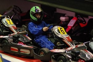 [title] - Auf einer Kartbahn werden Träume für jeden Rennsport-Begeisterten wahr – Formel-1-Feeling inklusive. <br />Mit speziell gedrosselten Kinder-Karts können auch Kinder am Rennspaß teilnehmen.