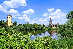 Wie wäre es mit einer Fahrradtour am Main, die jede Menge Abwechslung bietet? Die Route von Seligenstadt nach Hanau eignet sich wunderbar für einen Tagesausflug. Der Radweg liegt direkt am Wasser und unterwegs gibt es historische Orte und ein Kloster zu erkunden. 